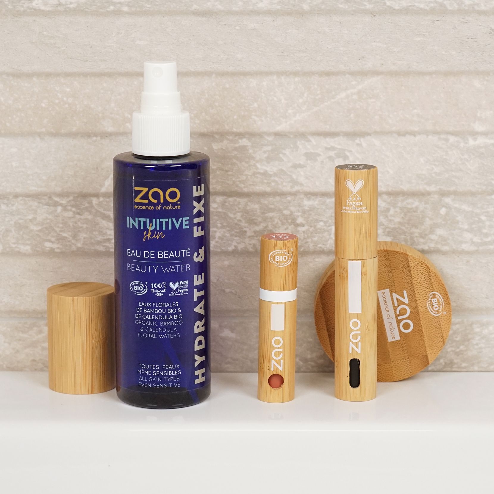 Ensemble de produits ZAO: Flasche, Lippenstift, Mascara, Deckel. Flasche: Eau de Beauté. Lippenstift und Mascara aus Bambus.