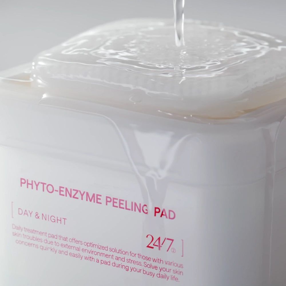 Nahaufnahme eines weißen Behälters mit "PHYTO-ENZYME PEELING PAD". Flüssigkeit wird auf die Pads gegossen.