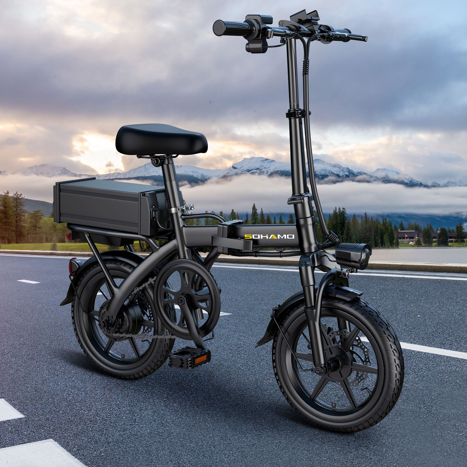 Schwarzes E-Bike auf Asphalt. Mit Akku, Scheinwerfer und Gepäckträger. Marke SOHAMO.