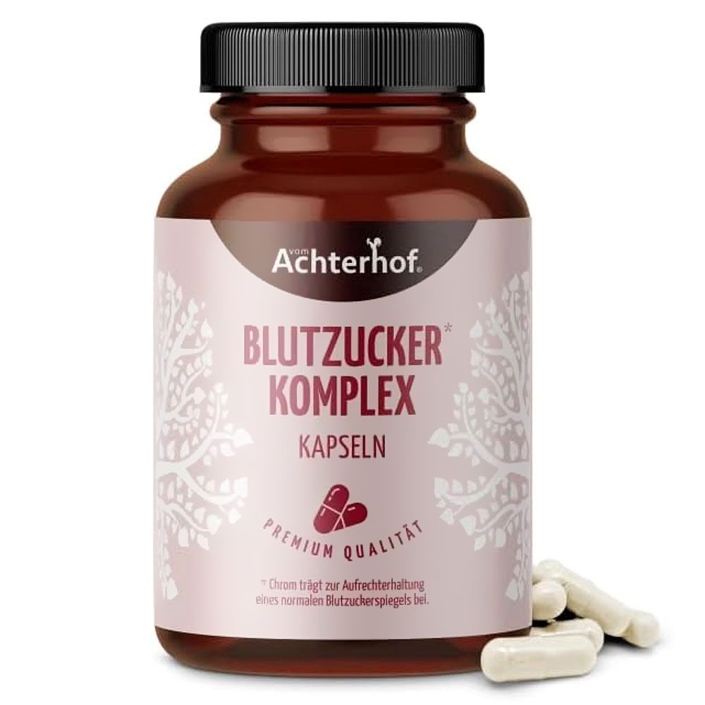 Braune Flasche mit schwarzem Deckel. Aufschrift: Achterhof Blutzucker Komplex Kapseln. Einige Kapseln liegen daneben.
