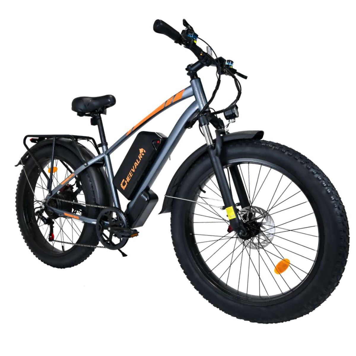 Graues Elektro-Fatbike mit schwarzen Reifen. Orangefarbene Akzentstreifen. Schwarzer Gepäckträger und Schutzbleche. Scheibenbremsen.