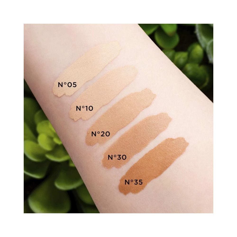 Arm mit fünf Foundation-Farbmustern. Farbnummern: N°05, N°10, N°20, N°30, N°35. Auf hellem Hintergrund.