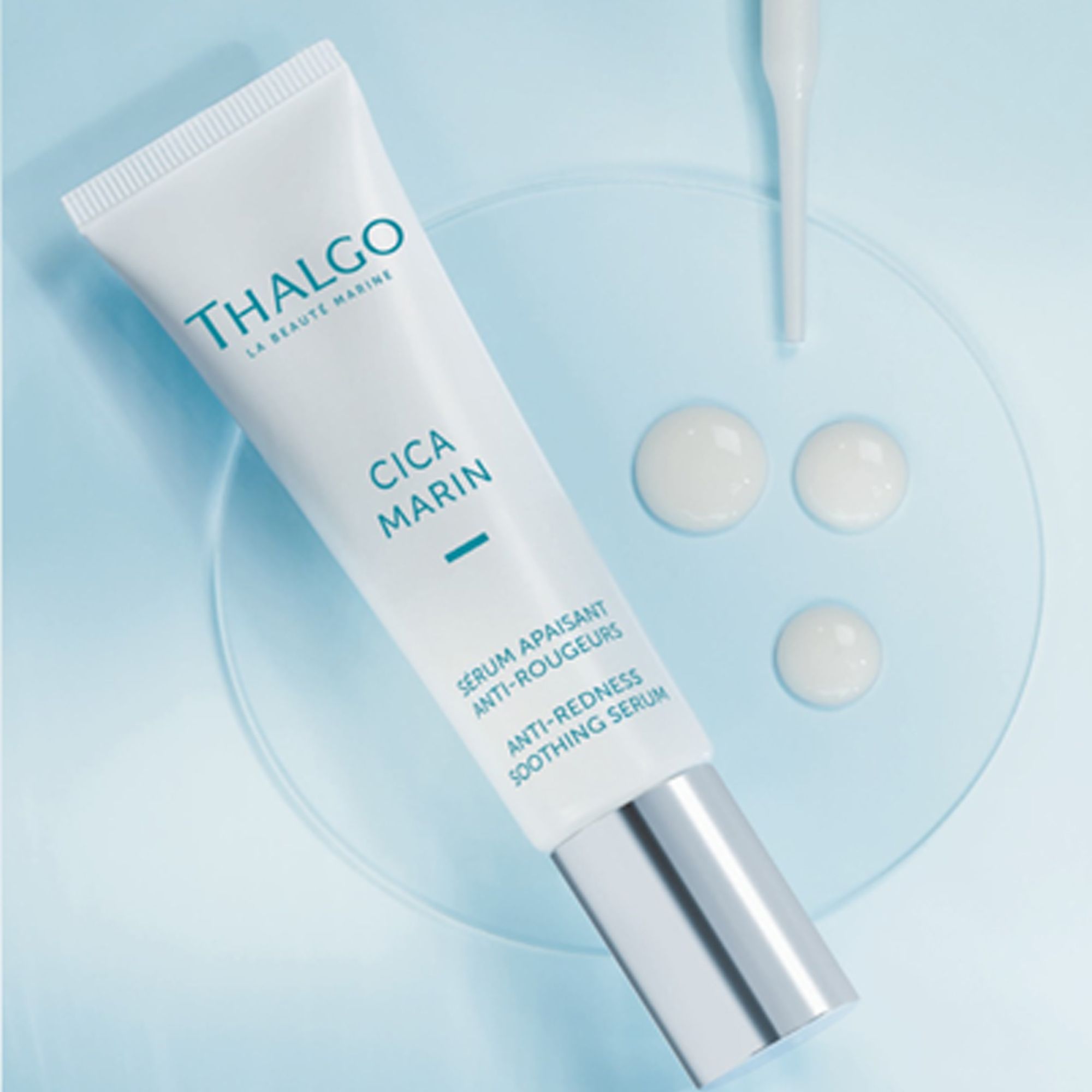 Weißes Tube mit blauer Schrift THALGO, CICA MARIN, Serum gegen Rötungen. Daneben Tropfen und Pipette.