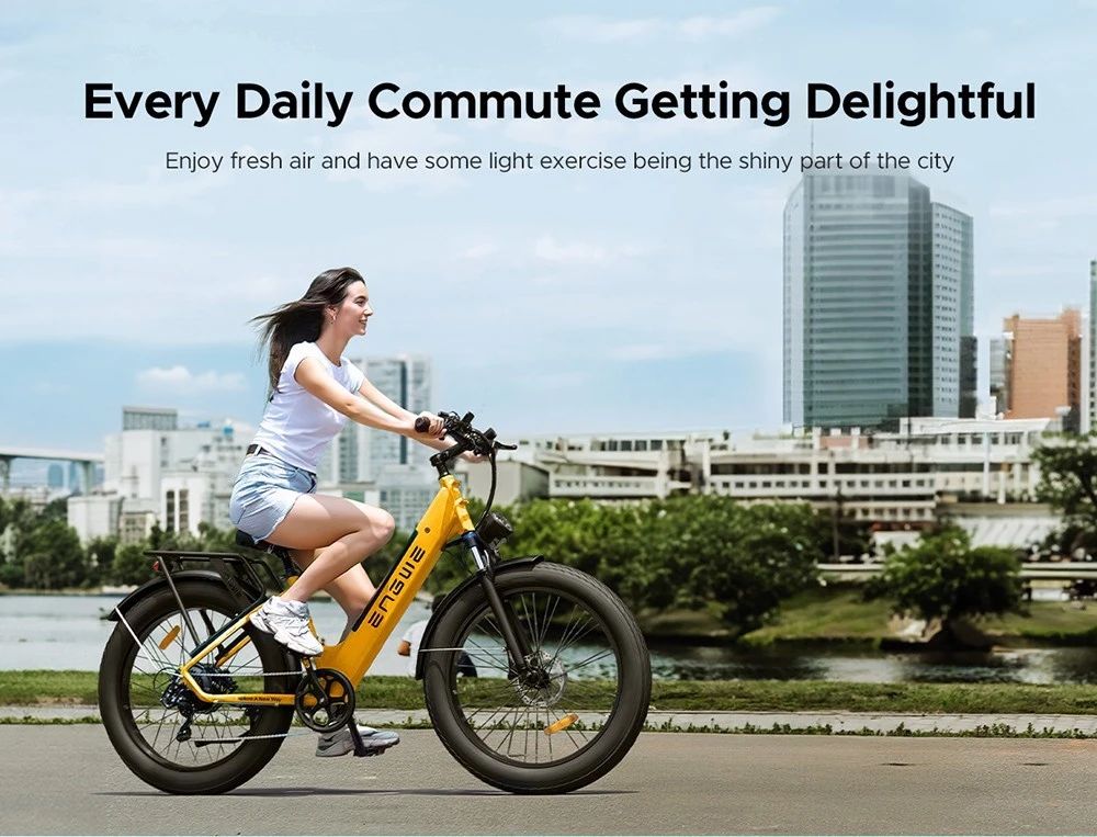 Frau fährt auf einem gelben E-Bike in der Stadt. Marke ENGWE.