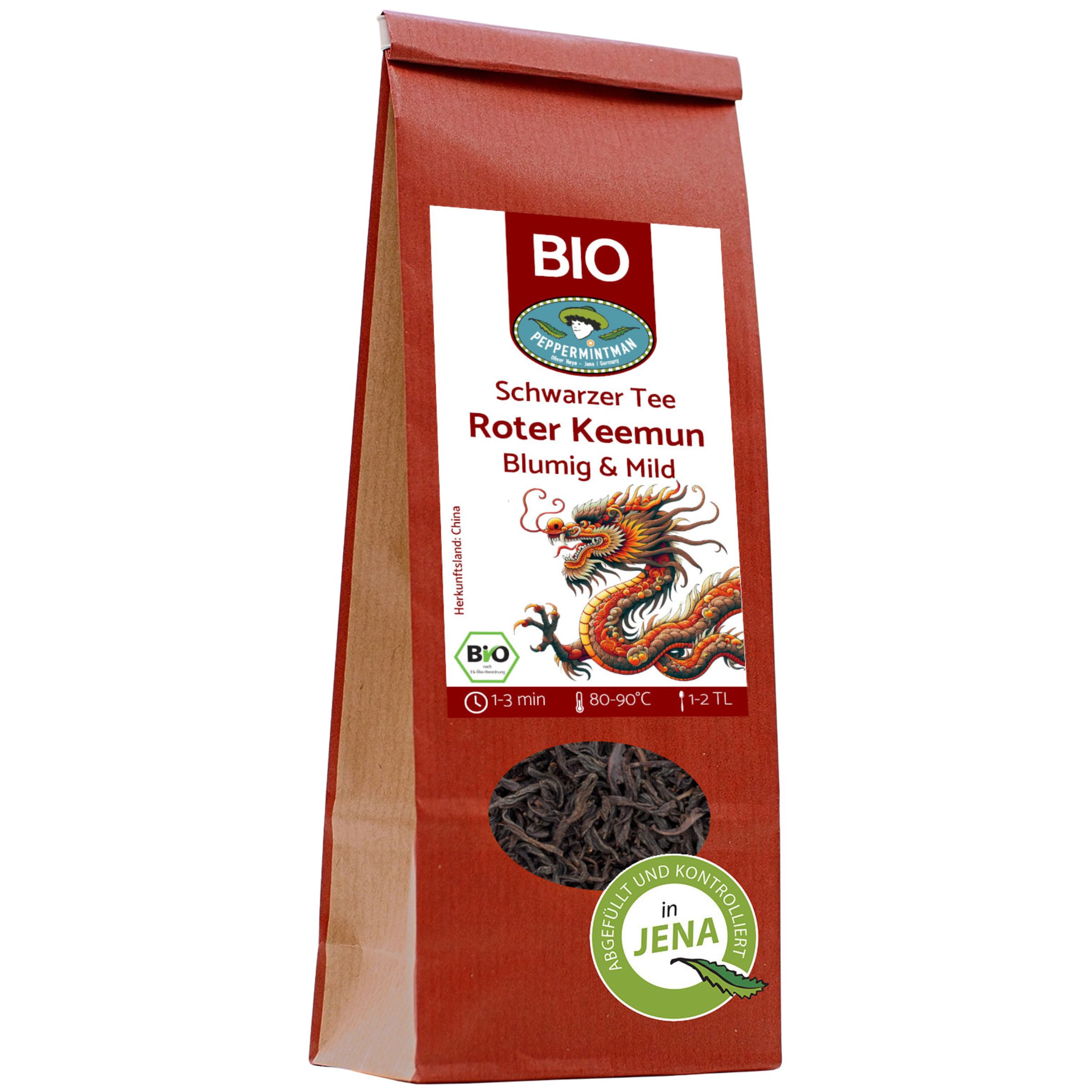 Braune Papiertüte mit rotem Aufdruck. Aufschrift: BIO, Schwarzer Tee, Roter Keemun, Blumig & Mild. Logo: Drache.