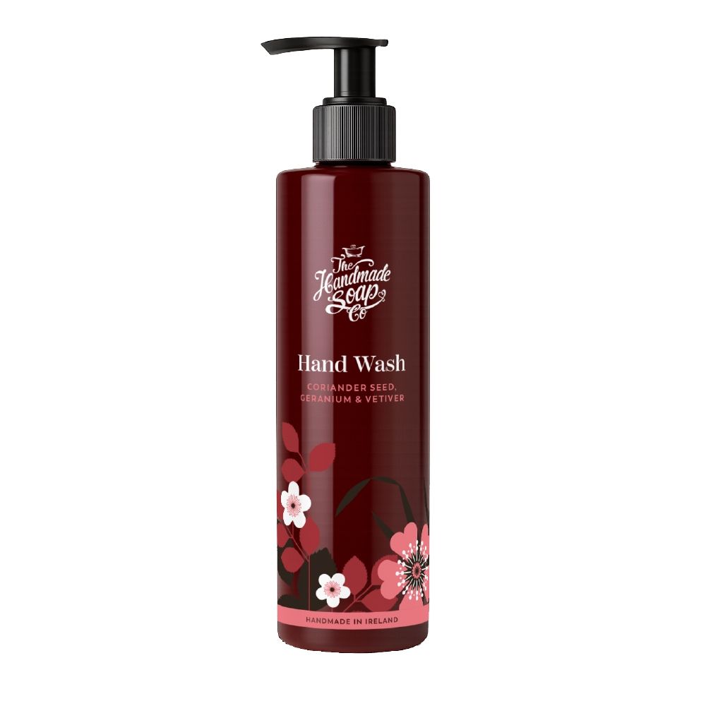 Flasche Handseife, dunkelrot, mit schwarzem Spender. Aufschrift: Hand Wash, Koriandersamen, Geranium & Vetiver. Blumenmuster.