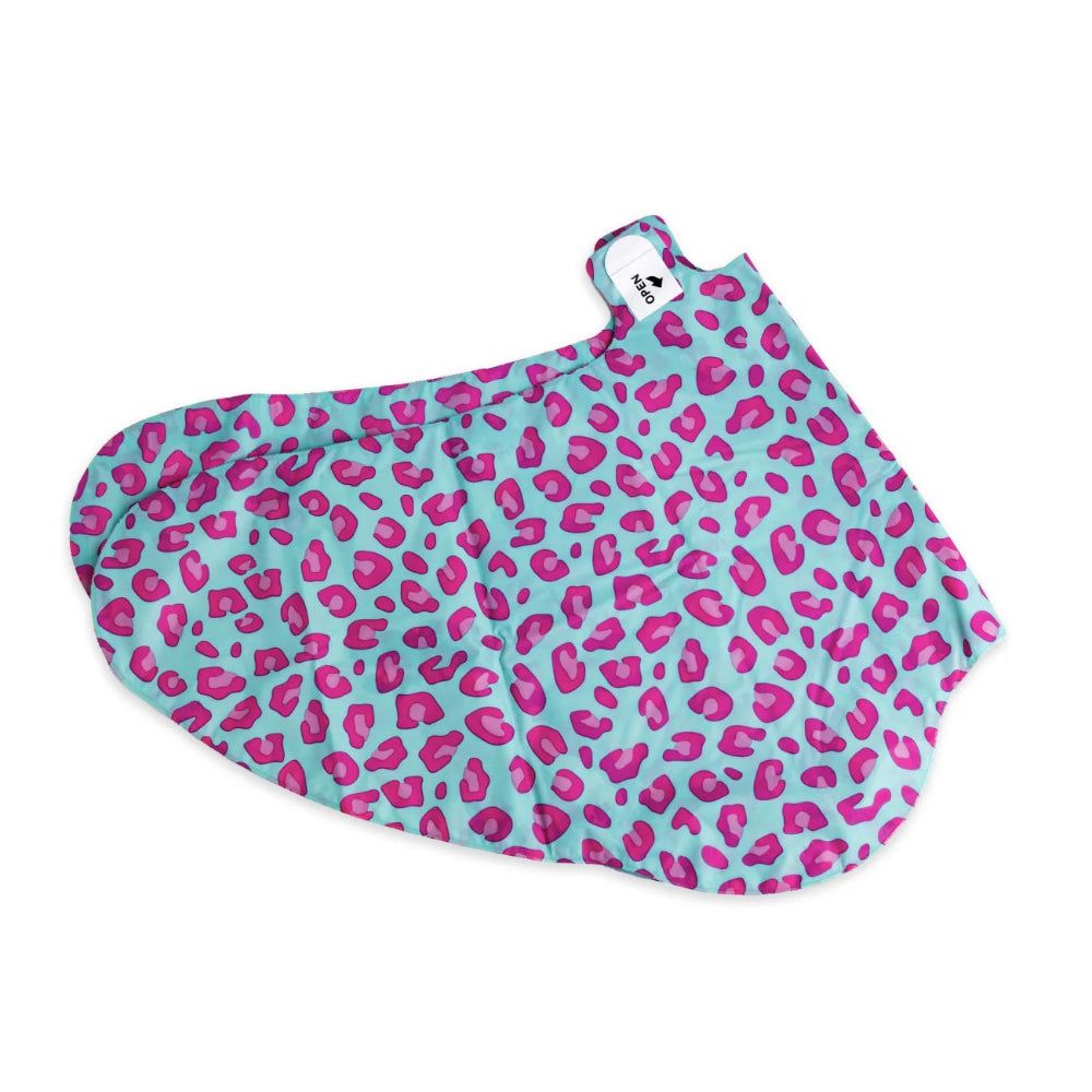 Offene Fußmaske mit Leopardenmuster. Türkis mit pinken Flecken. Mit Verschluss. Marke: IDC Institute.