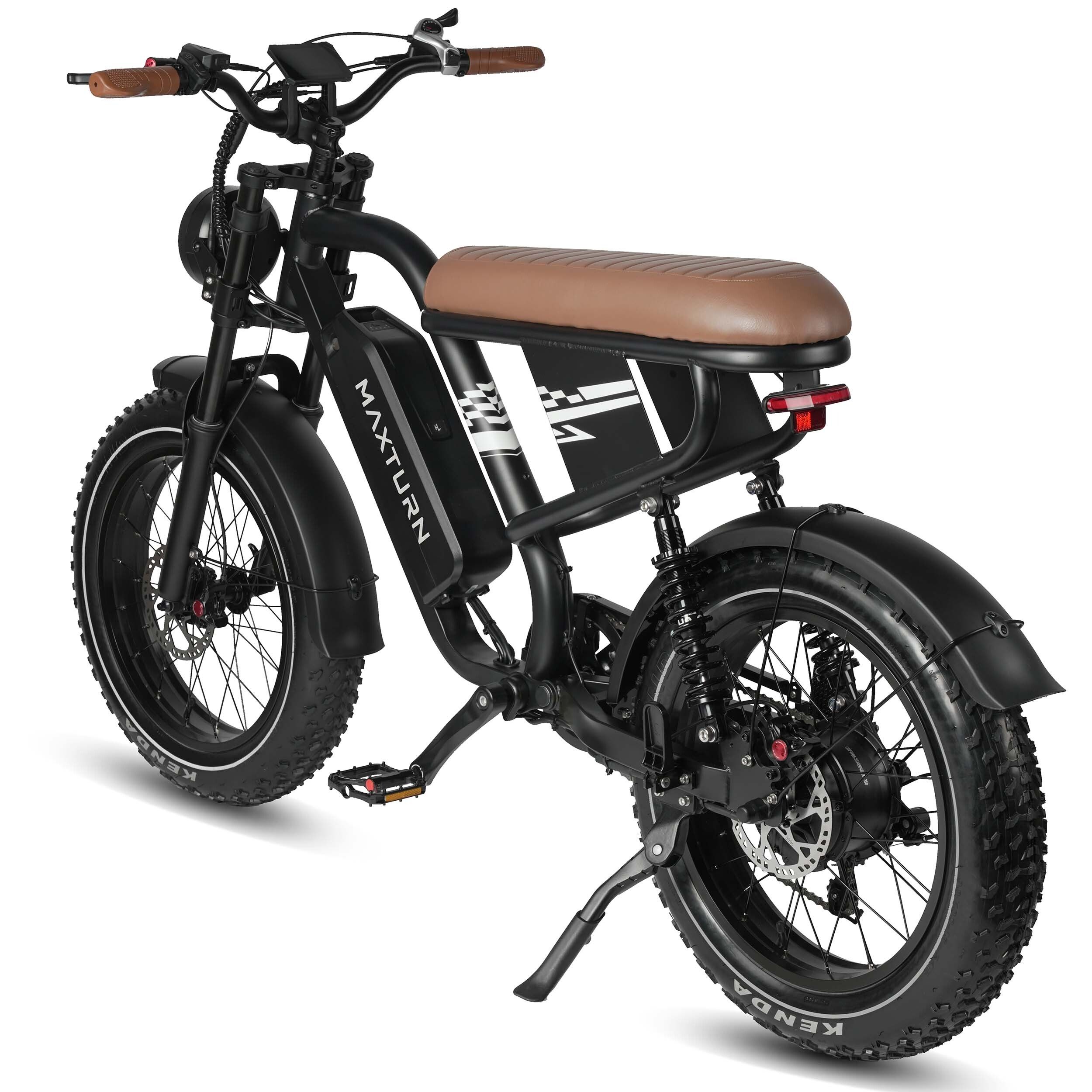 Schwarzes Elektro-Mountainbike mit braunem Sattel. "MAXTURN" Schriftzug am Rahmen. Breitreifen und Ständer.