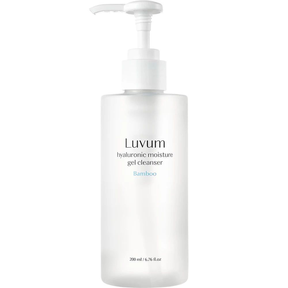 Transparente Flasche mit weißem Pumpverschluss. Auf der Flasche steht "Luvum Hyaluronic moisture gel cleanser Bamboo".