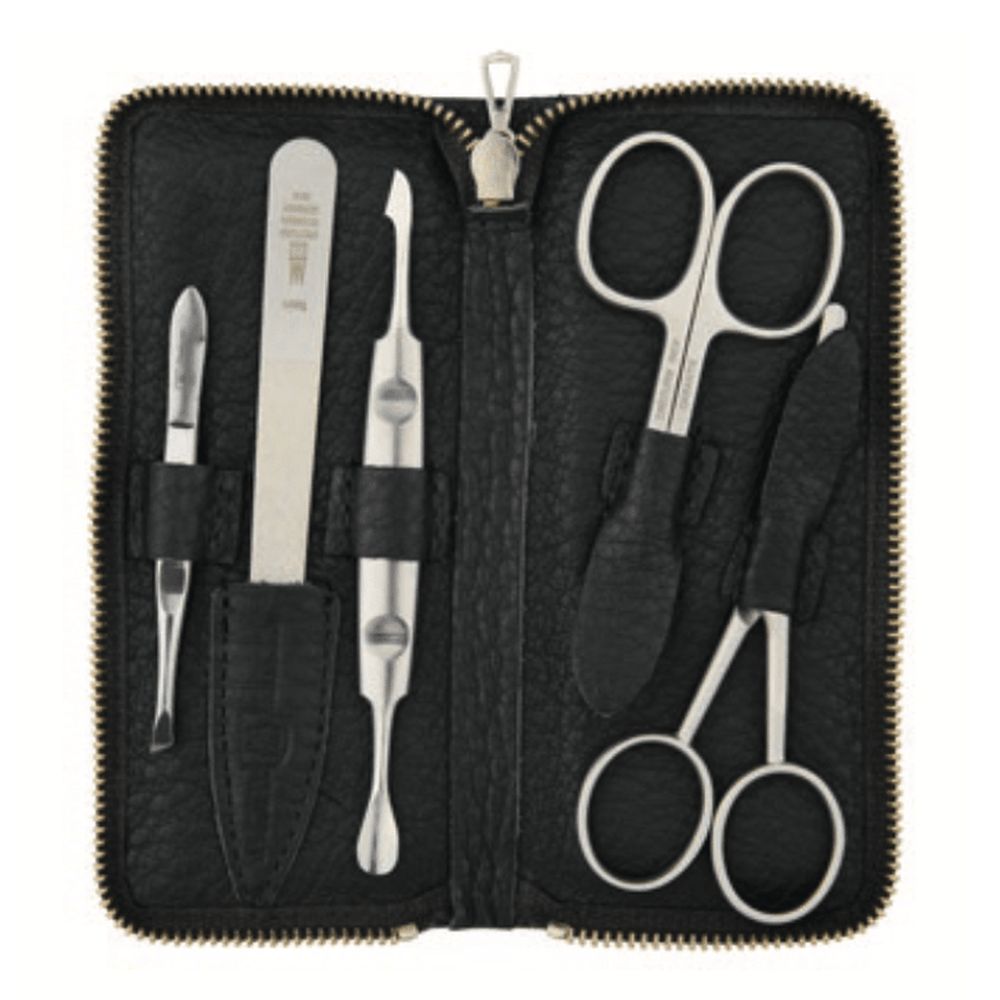 Schwarzes Etui mit Reißverschluss, gefüllt mit Maniküre- und Pediküre-Werkzeugen aus Metall. Enthält Schere, Feile und weitere.