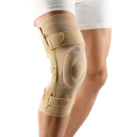 Beige Kniebandage mit Klettverschlüssen und seitlichen Schienen. Das Logo ist sichtbar.