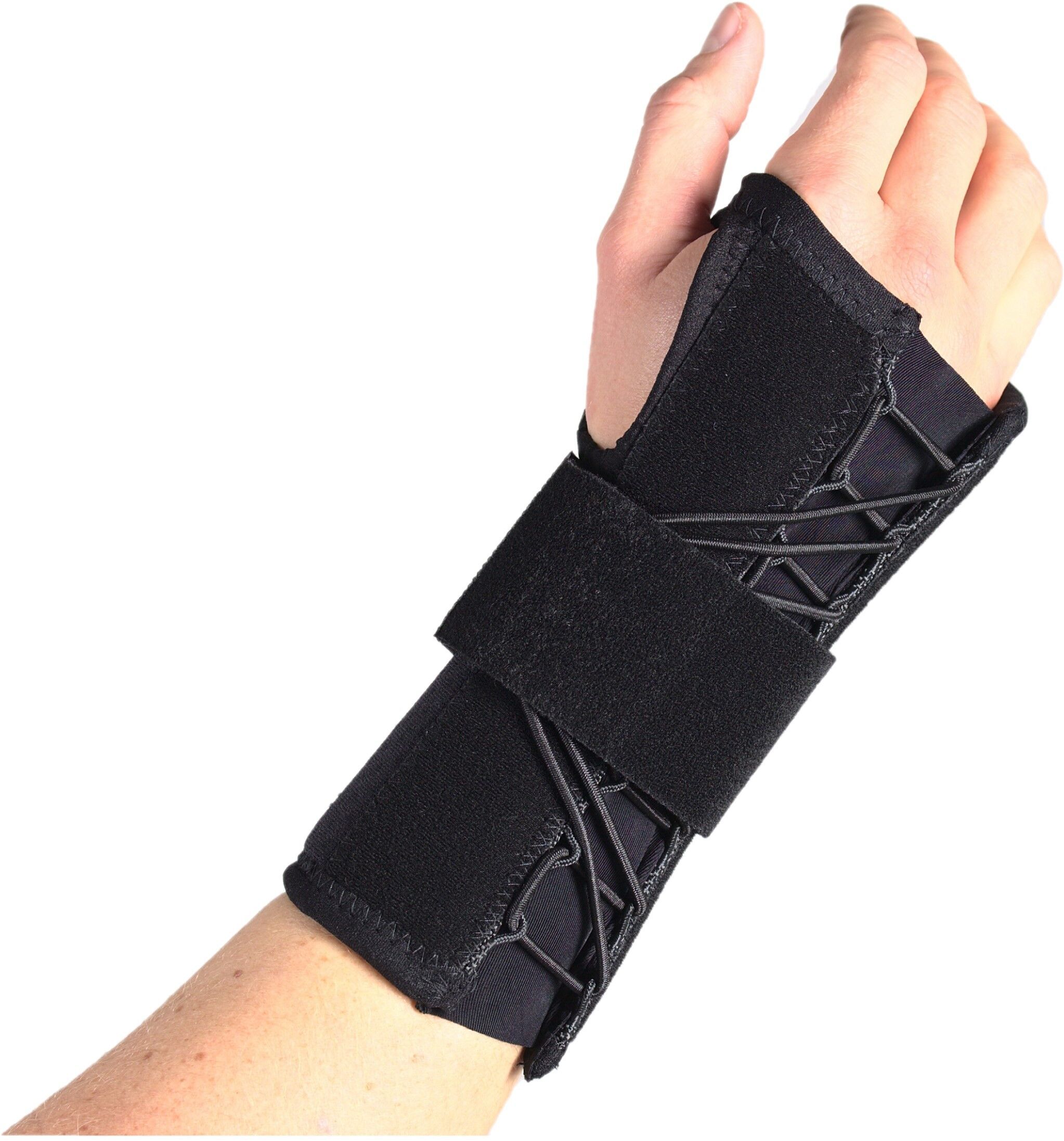 Schwarze Handgelenkorthese. Mit Klettverschluss und Schnürung. Auf Hand getragen.