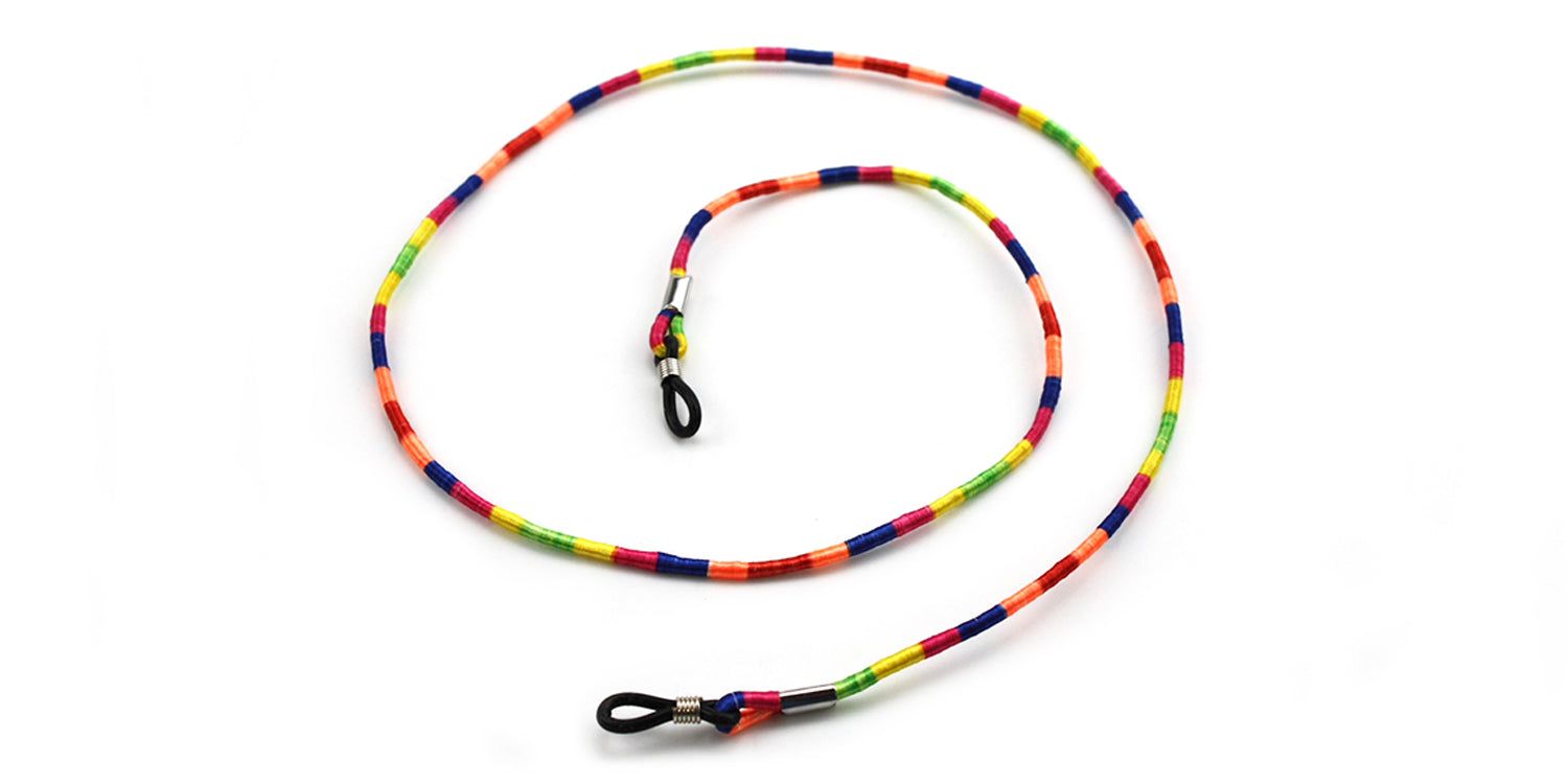 Brillenband mit bunten Streifen. Schwarze Schlaufen an den Enden. Auf weißem Hintergrund.