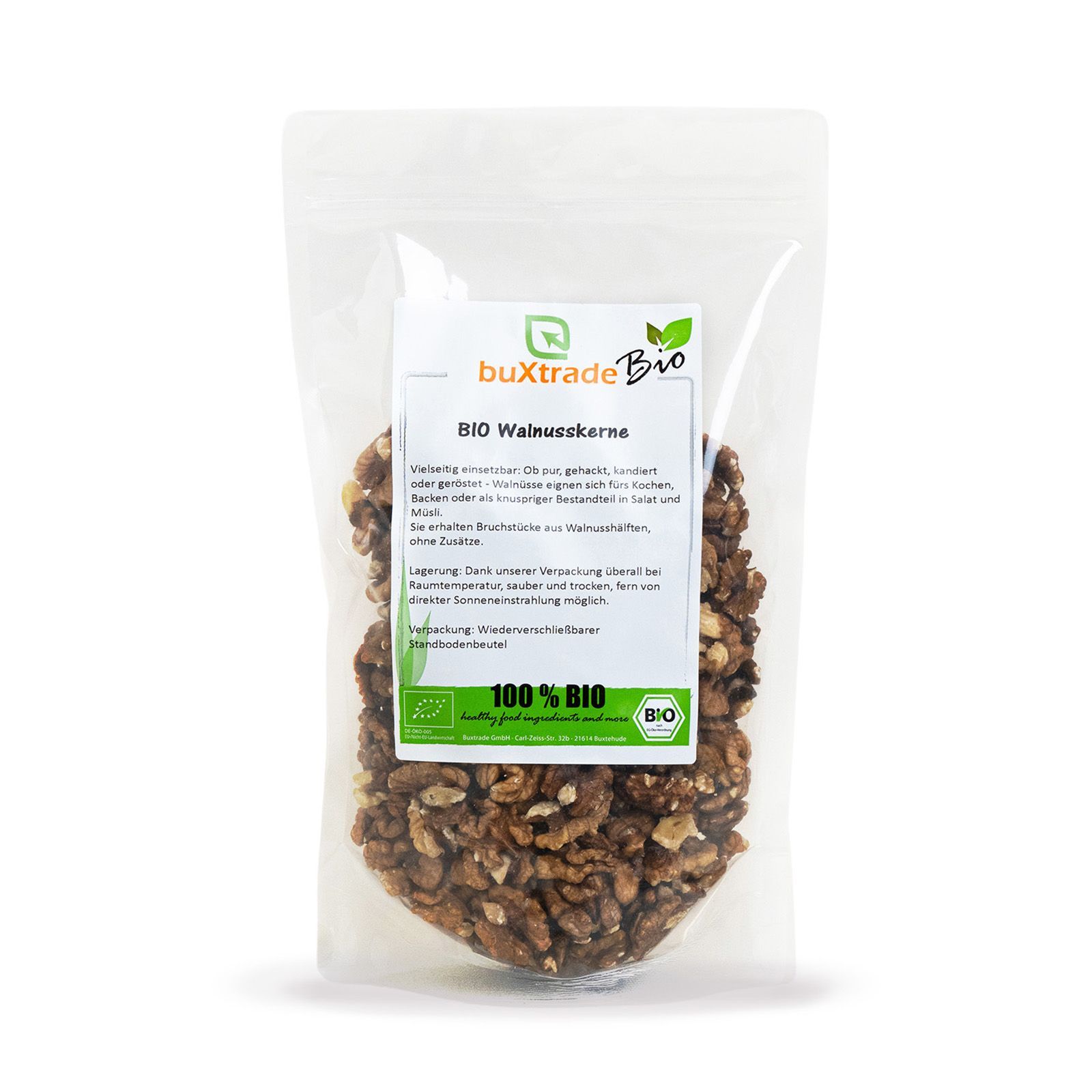 Transparente Verpackung mit Walnusskernen. Etikett mit Produktinformationen und Bio-Siegel.