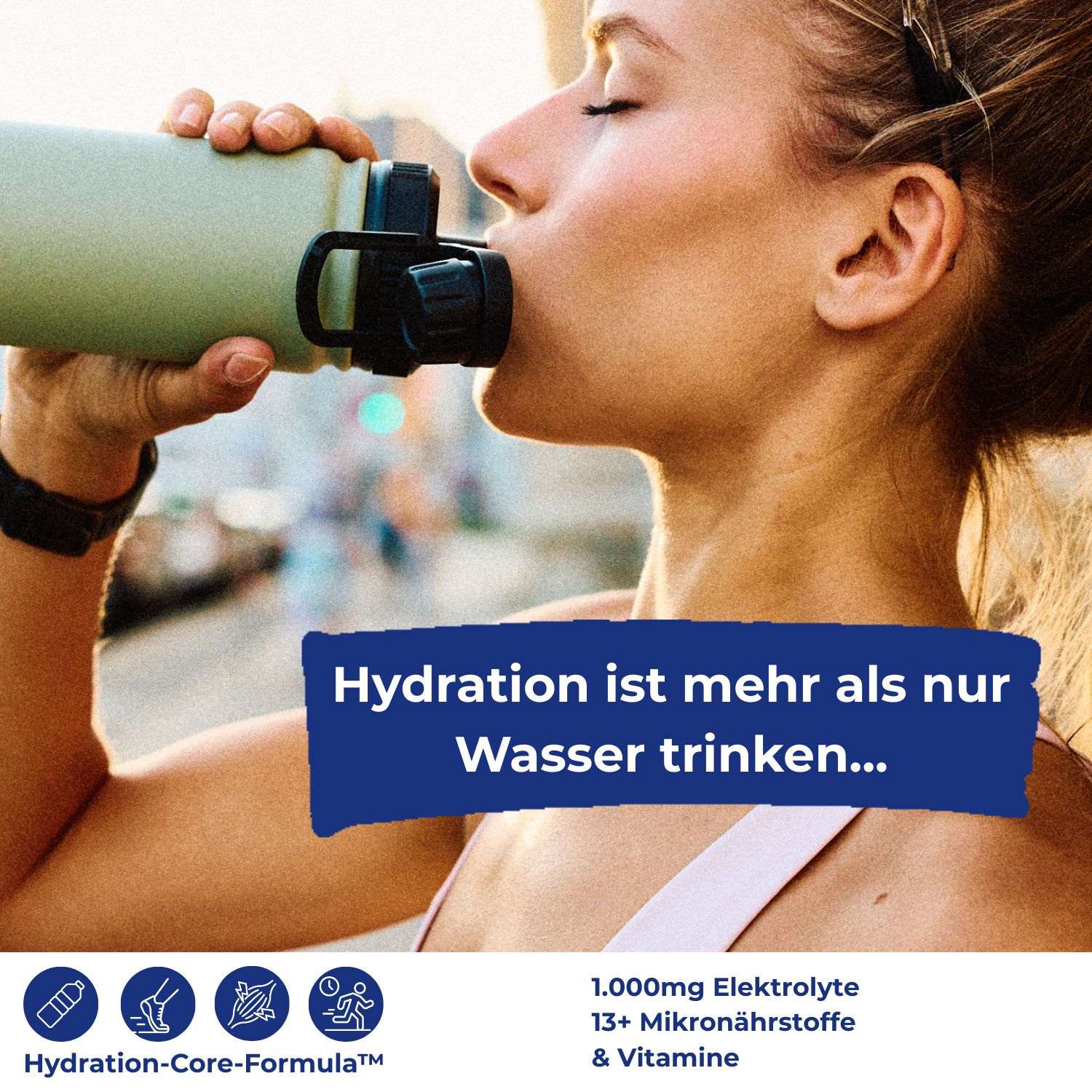 Frau trinkt aus einer grünen Flasche. Text: Hydration ist mehr als nur Wasser trinken. Icons: Flasche, Fuß, Tropfen.