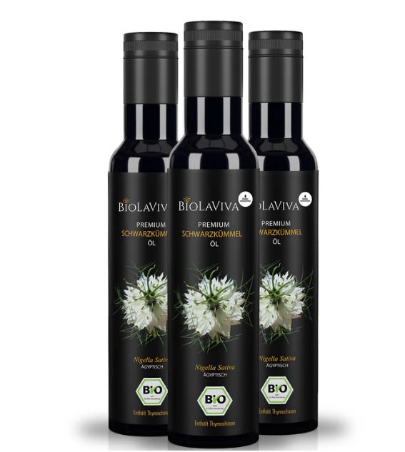 Drei Flaschen BIOLAVIVA Premium BIO-Schwarzkümmelöl. Schwarze Flaschen mit Etikett, das Produktname und Bio-Siegel zeigt.