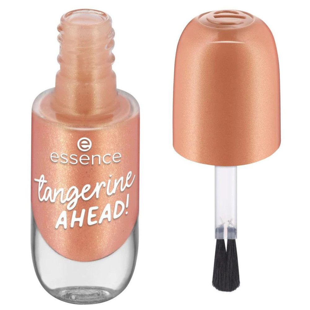 Nagellackflasche mit geöffnetem Deckel und Pinsel. Der Lack ist orangefarben mit Glitzer. Auf der Flasche steht "essence" und "tangerine AHEAD!".