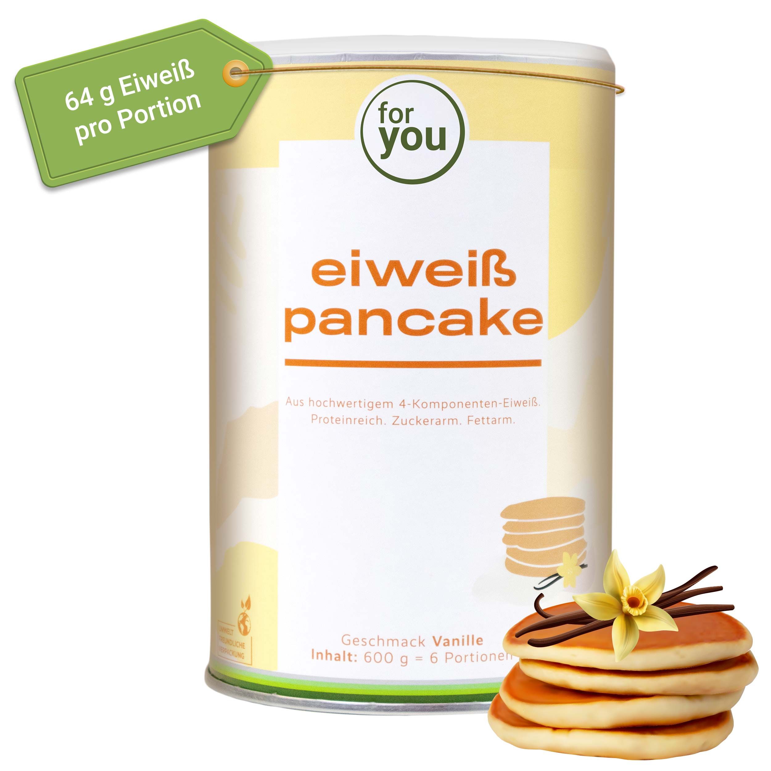 Fertige Vanille-Pancakes mit Beeren und Sirup.