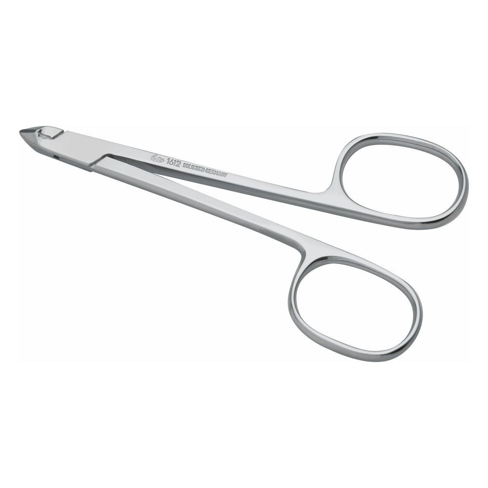 Silberfarbene Hautzange in Scherenform. Ergonomische Griffe.