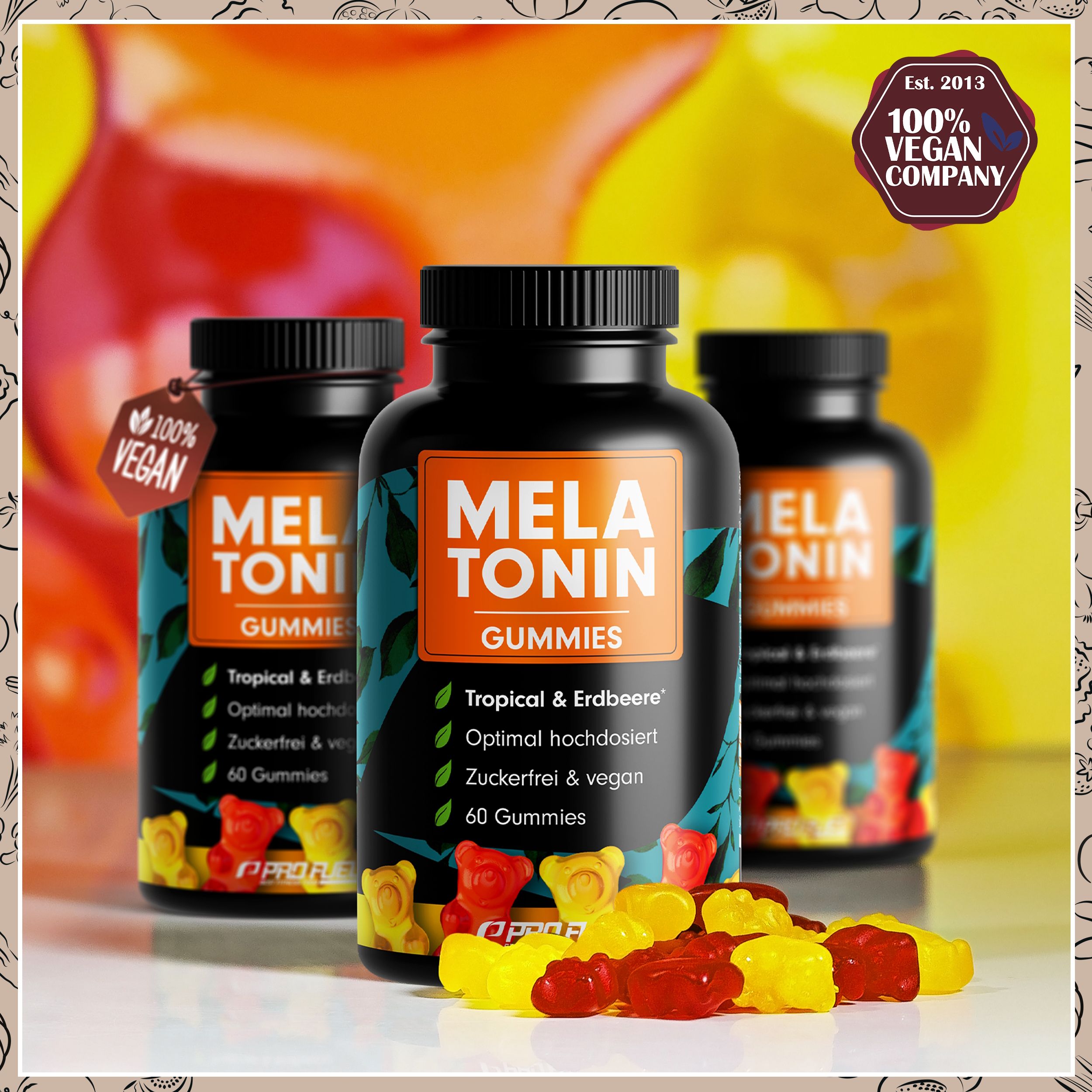 Drei Flaschen Melatonin Gummies. Aufschrift: Melatonin Gummies, Tropical & Erdbeere, 60 Gummies. Vegan-Label. Bunte Gummibärchen liegen davor.