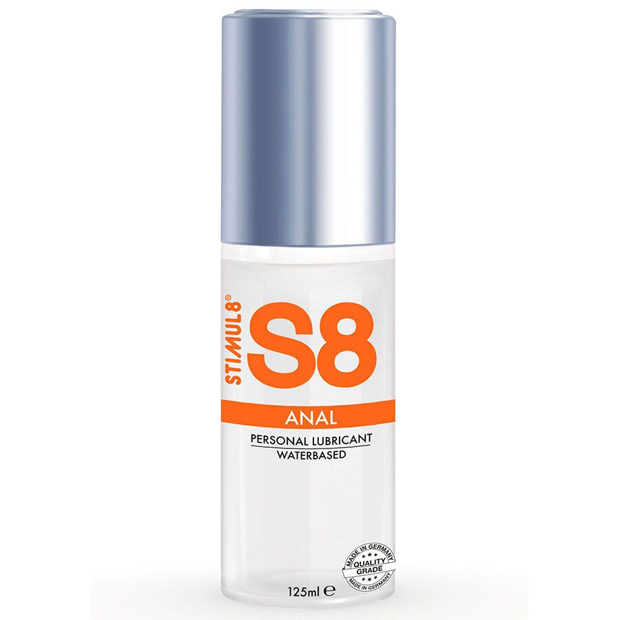 Zylindrische Flasche mit silbernem Deckel. Aufschrift: STIMUL8, S8, ANAL, PERSONAL LUBRICANT, WATERBASED. Mit Qualitätszeichen.