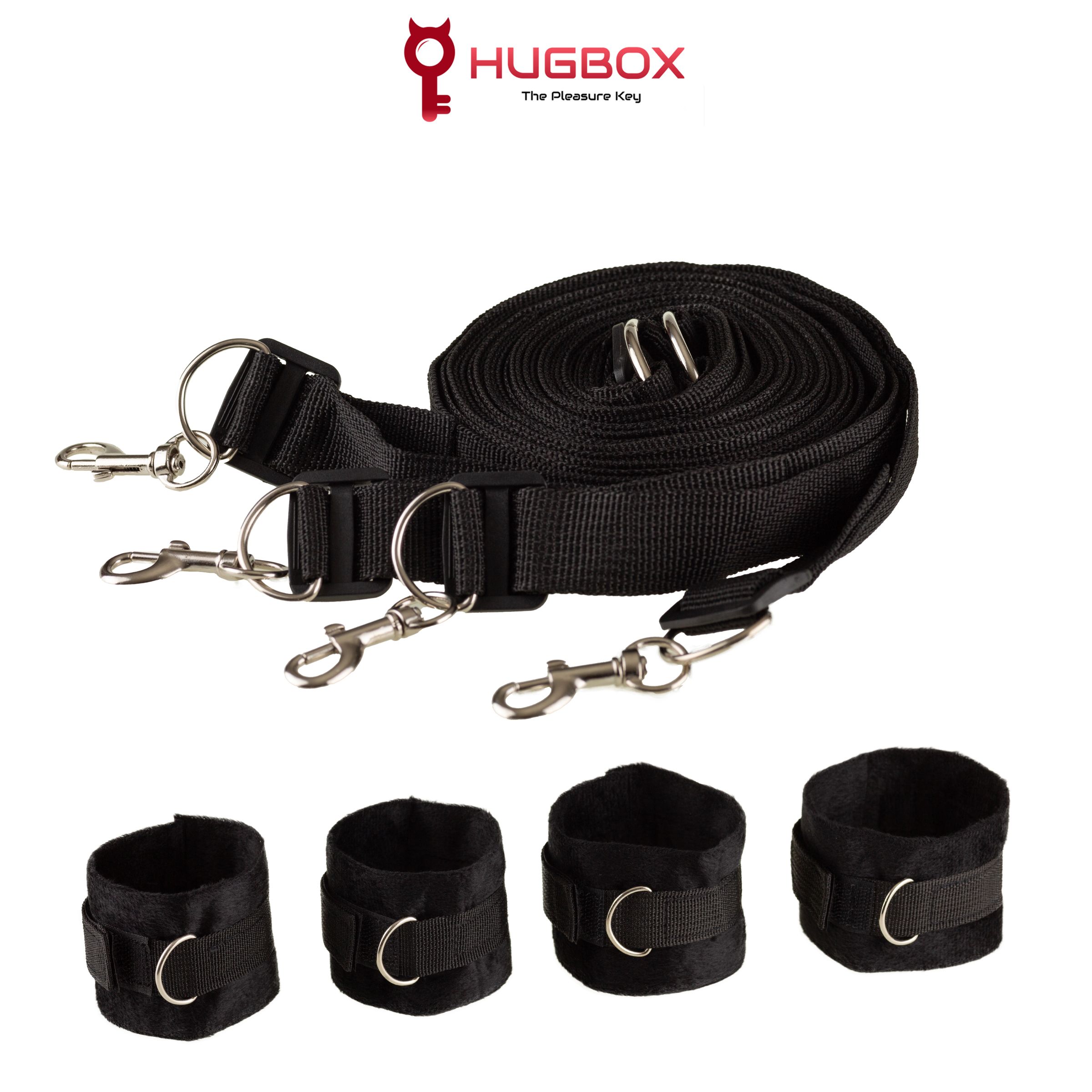 Schwarzes Bondage-Set. Enthält vier Handfesseln, ein langes Band mit Metallringen und Karabinerhaken. HUGBOX Logo.