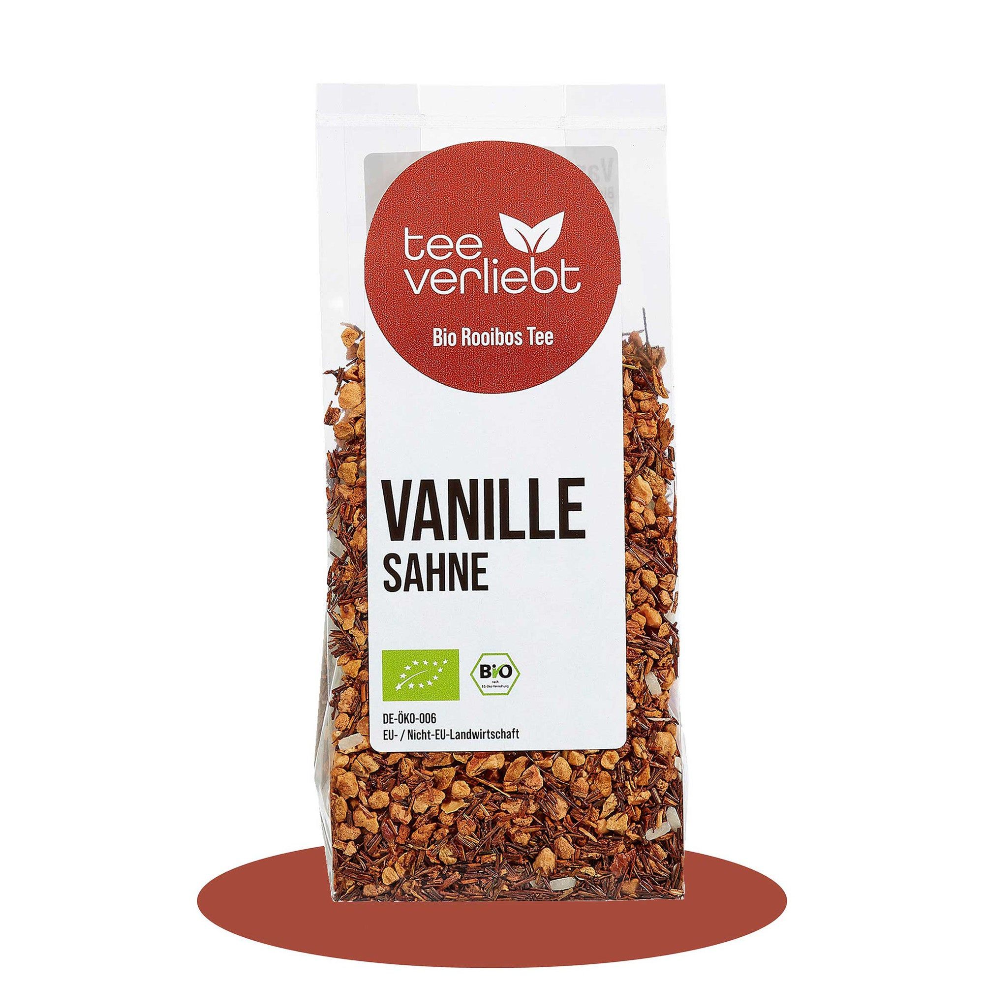 Transparente Verpackung mit Tee. Roter Kreis mit Logo und Schriftzug. Aufschrift: Vanille Sahne. Bio-Siegel.