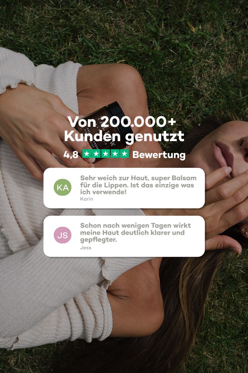 Frau liegt auf Gras, hält Lippenbalsam. Text: Von 200.000+ Kunden genutzt. 4,8 Sterne Bewertung. Zitate von Kunden.