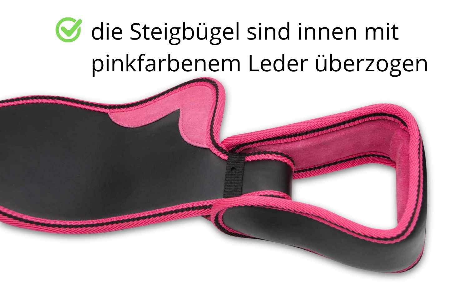 Steigbügel eines pinkfarbenen und schwarzen Westernsattels für Pony/Shetty. Steigbügel innen mit pinkfarbenem Leder überzogen. Text: die Steigbügel sind innen mit pinkfarbenem Leder überzogen.