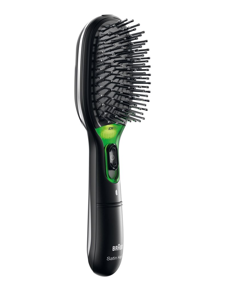 Schwarze, elektrische Haarbürste mit grünen Akzenten. Schwarze Borsten, länglicher Bürstenkopf, Griff mit Bedienfeld. Marke: Braun.