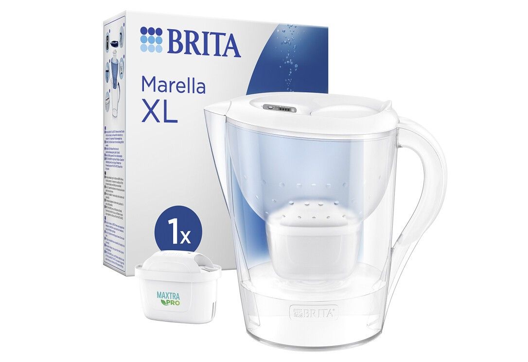 Wasserfilter-Kanne Marella XL mit Verpackung und Filterkartusche. Kanne und Kartusche weiß. Verpackung mit BRITA und Marella XL-Logo.