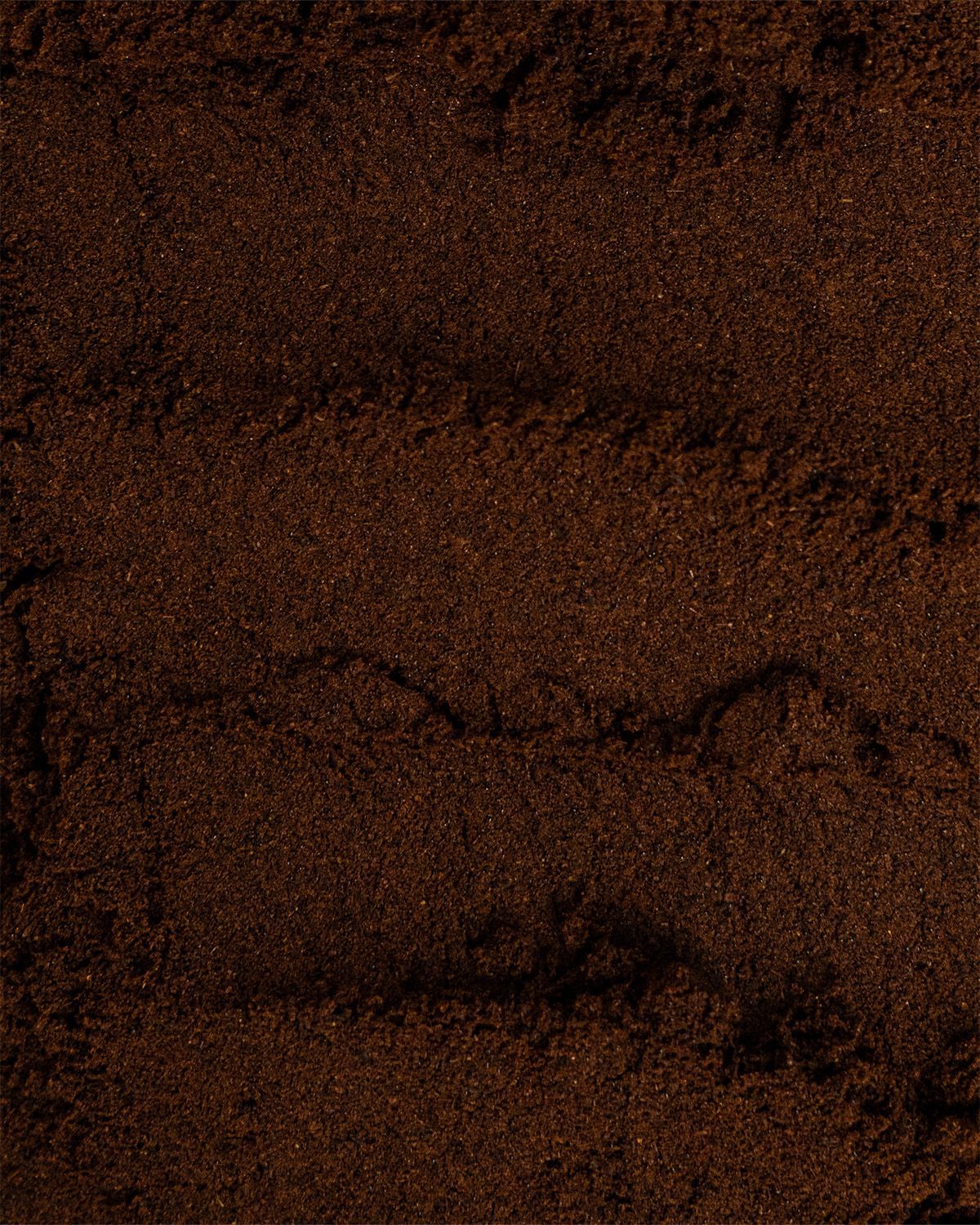 Nahaufnahme von gemahlenem Bourbon Vanillepulver mit feinen Rillen.