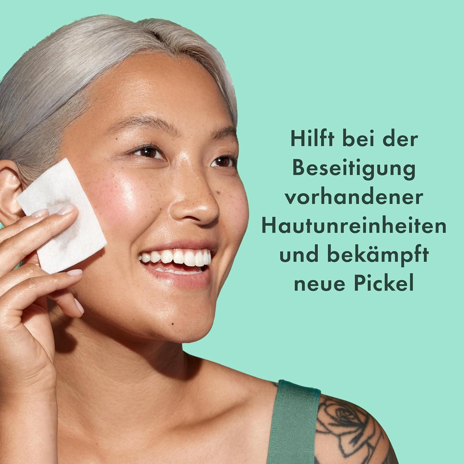 Frau wischt sich mit einem Wattepad das Gesicht ab. Text: Hilft bei der Beseitigung von Hautunreinheiten und bekämpft neue Pickel.
