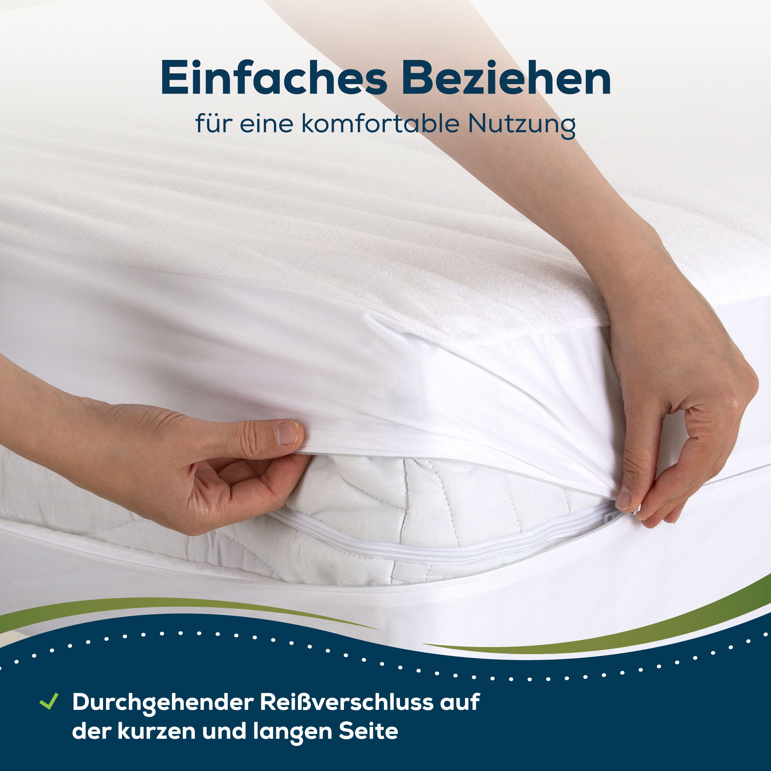 Hände schließen einen Reißverschluss an einem weißen Matratzenbezug. Text: Einfaches Beziehen.