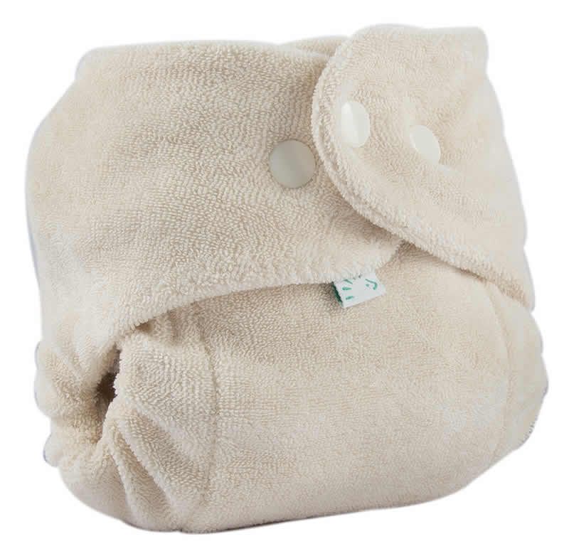 Geschlossene Windel aus beigem Stoff. Mit Druckknöpfen und einem kleinen Etikett. Die Windel ist von der Seite fotografiert.