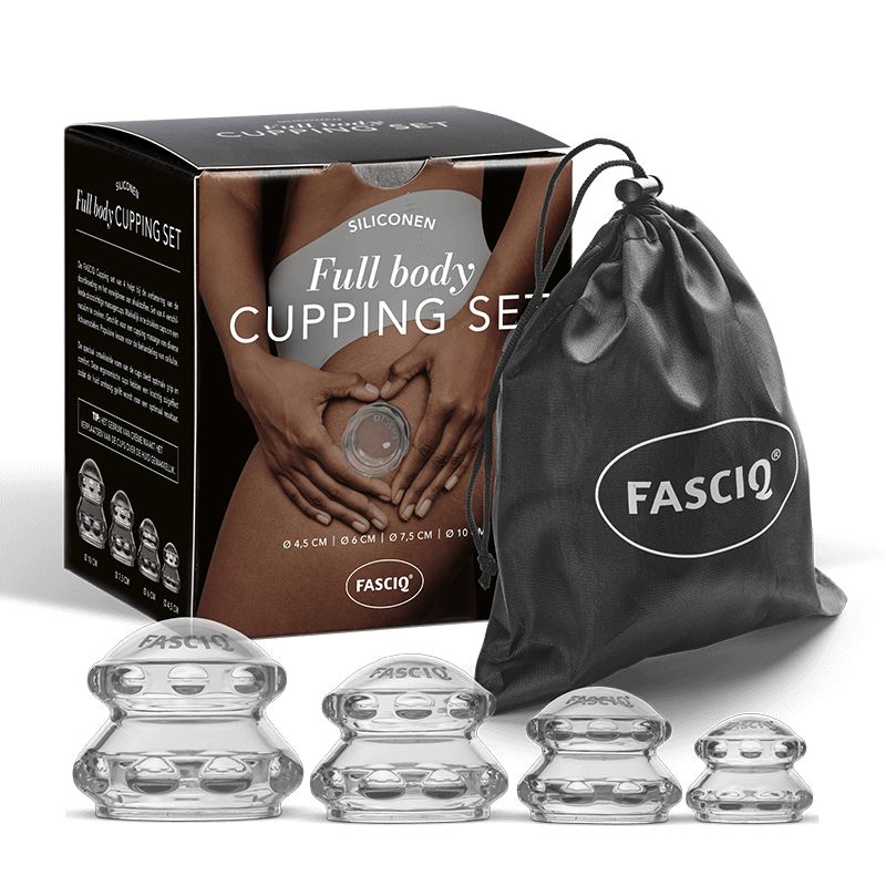 Schröpf-Set mit vier Geräten, Beutel und Verpackung. Auf der Verpackung steht FASCIQ.