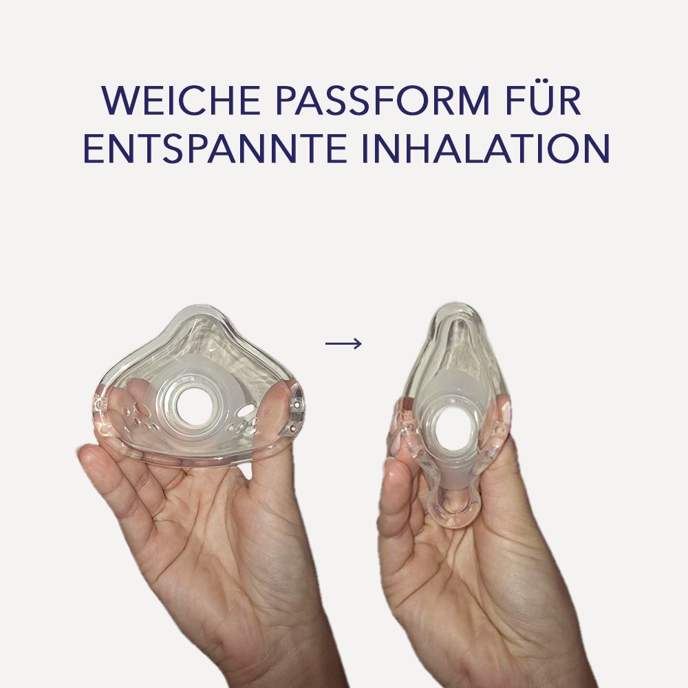 Zwei Hände halten eine transparente Kindermaske. Text: Weiche Passform für entspannte Inhalation.