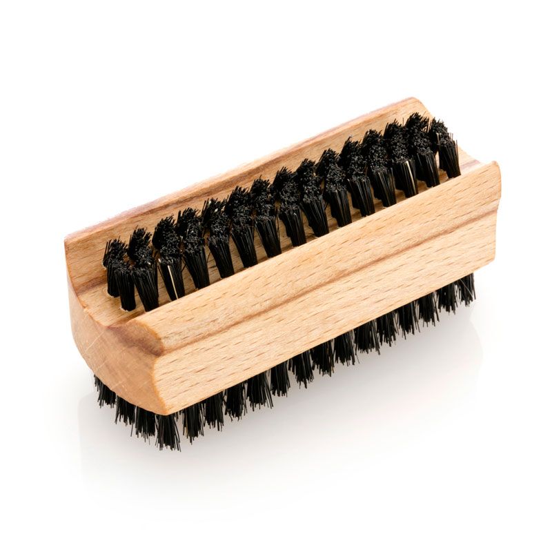Hand- und Nagelbürste aus Buchenholz mit Wildschweinborsten. Schwarze Borsten, rechteckige Form, Holzgriff. Leicht schräg.