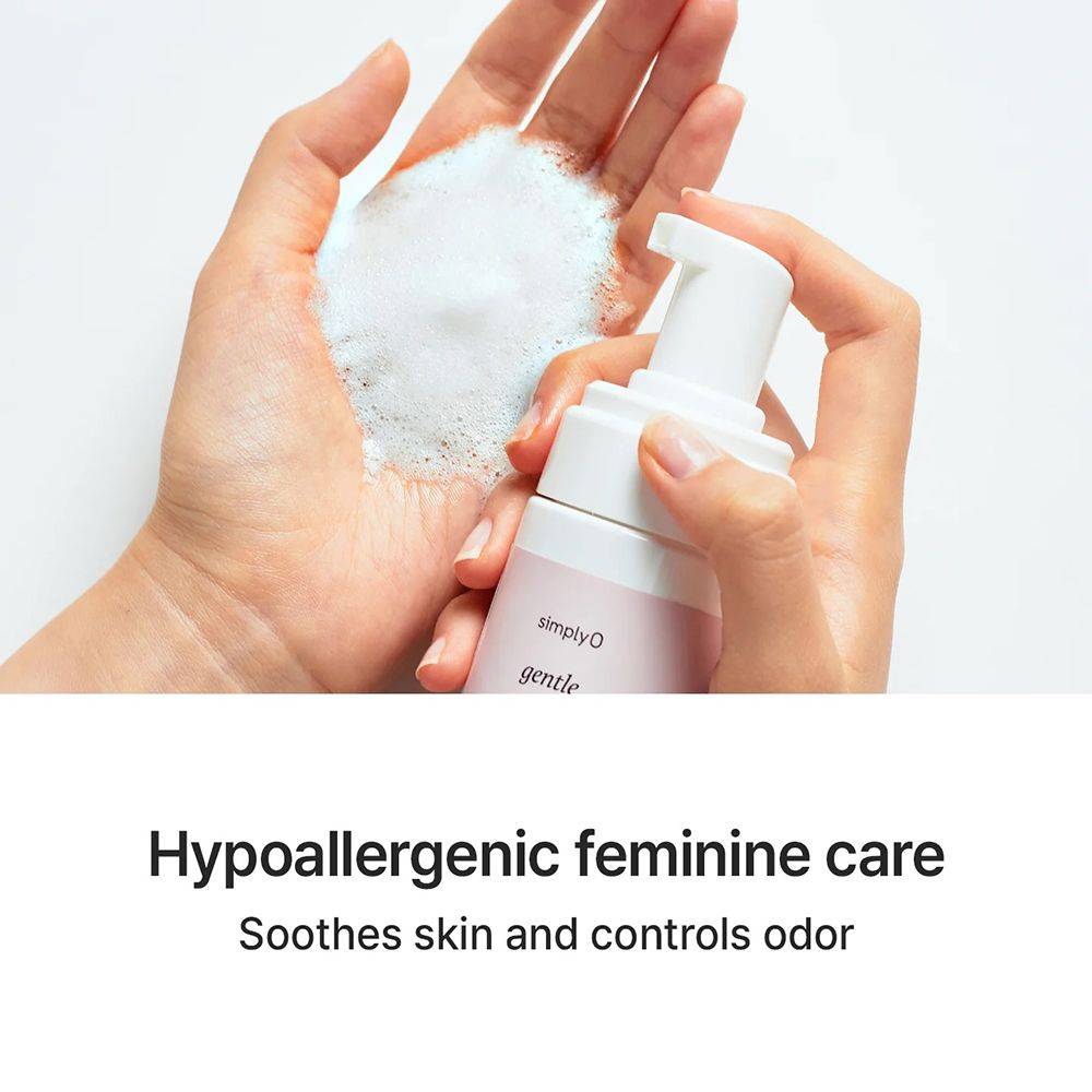Hände mit Schaum und Spender. Text: Hypoallergen feminine care. Soothes skin and controls odor. SIMPLYO gentle feminine wash.
