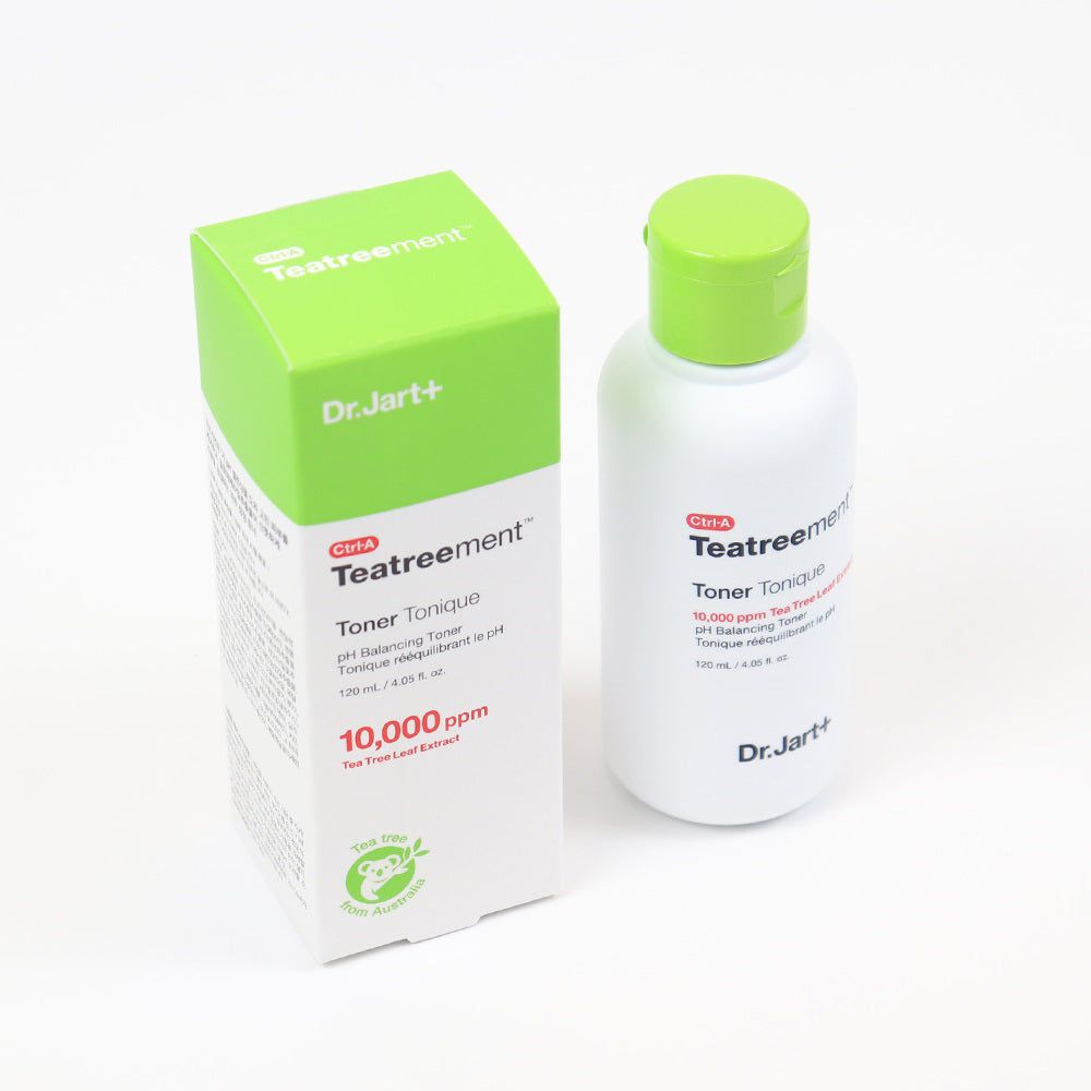 Weiße Flasche und grüne Schachtel. Aufschrift: Teatreement Toner Tonique. Enthält 10.000 ppm Teebaumextrakt. Marke: Dr.Jart+.