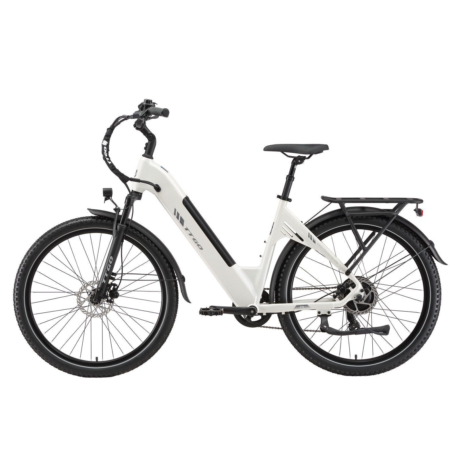 Weißes E-Bike mit schwarzen Reifen und Details. Gepäckträger, Schutzbleche und Scheinwerfer sind sichtbar.
