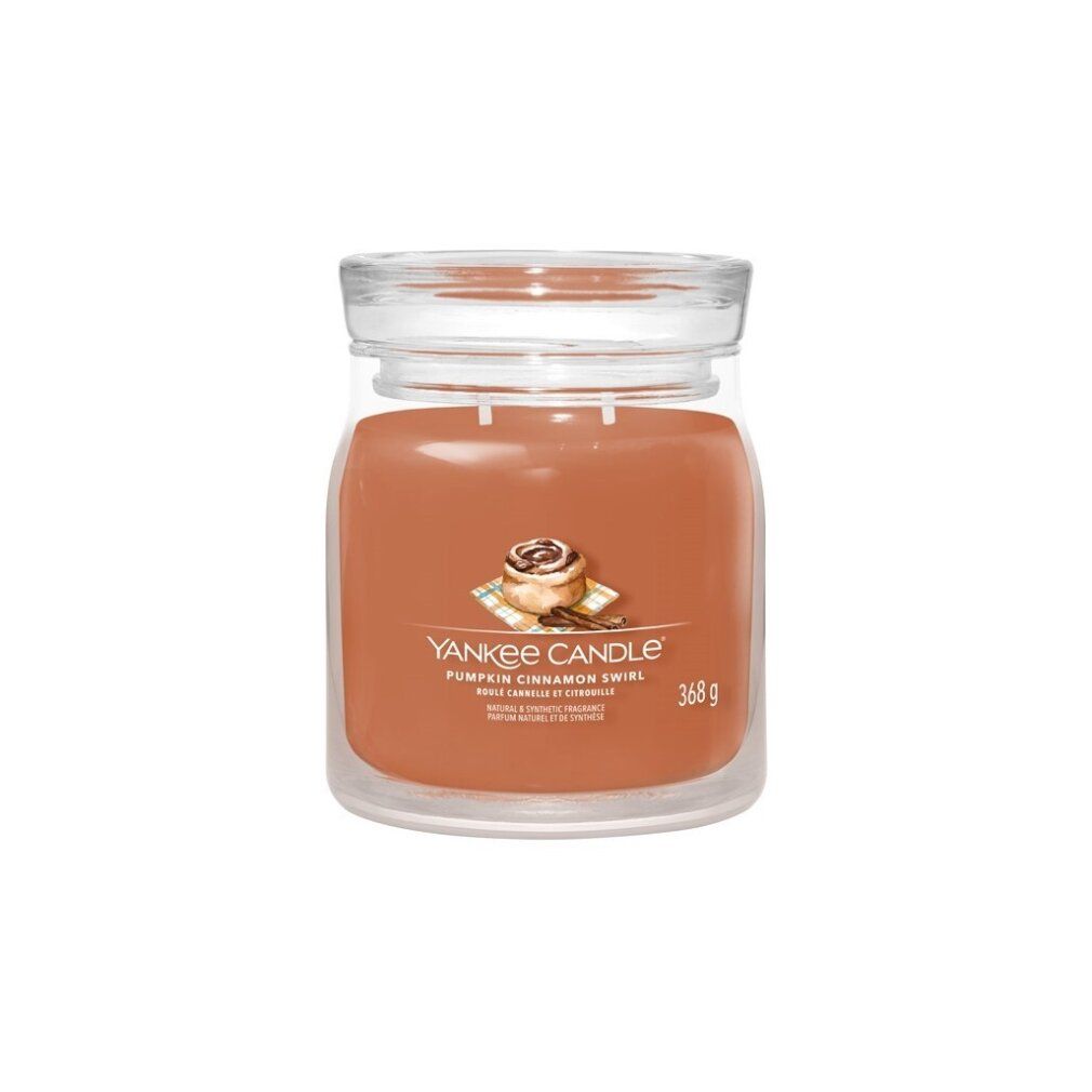 Duftkerze im Glas mit Deckel. Aufschrift: Pumpkin Cinnamon Swirl. Gewicht: 368 g. Abbildung: Zimtschnecke und Zimtstange.