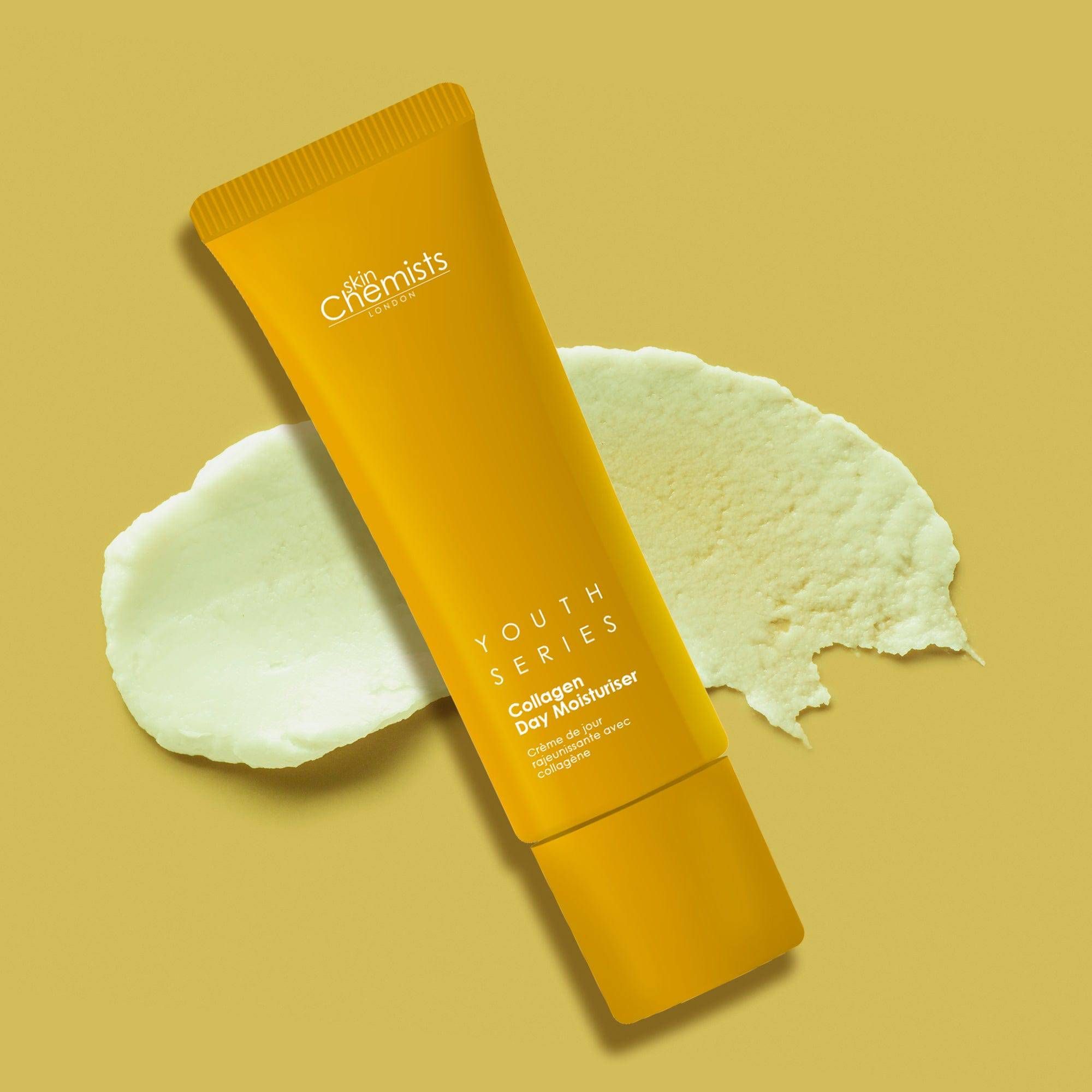 Gelbe Tube mit "skinChemists" und "Youth Series Collagen Day Moisturiser" auf gelbem Hintergrund. Daneben Creme.