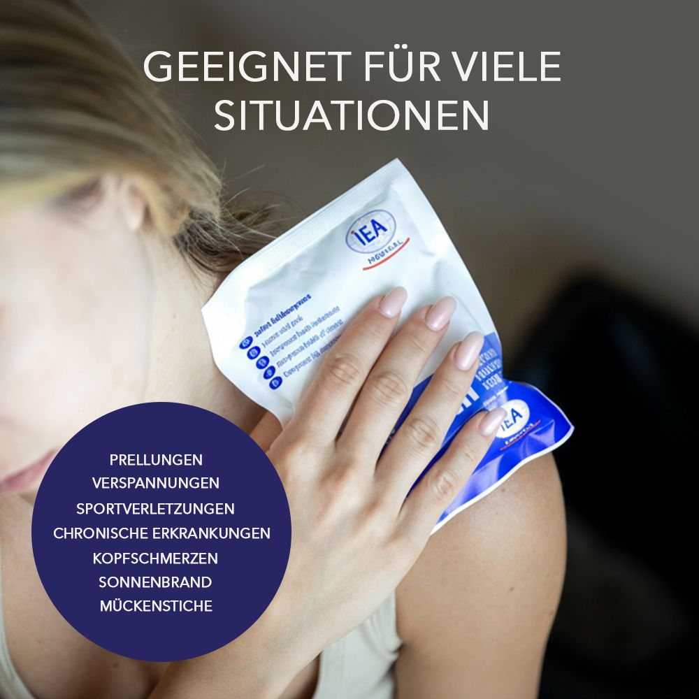 Kältekompresse neben Erste-Hilfe-Kasten. Text: Darf in deinem Verbandskasten niemals fehlen.