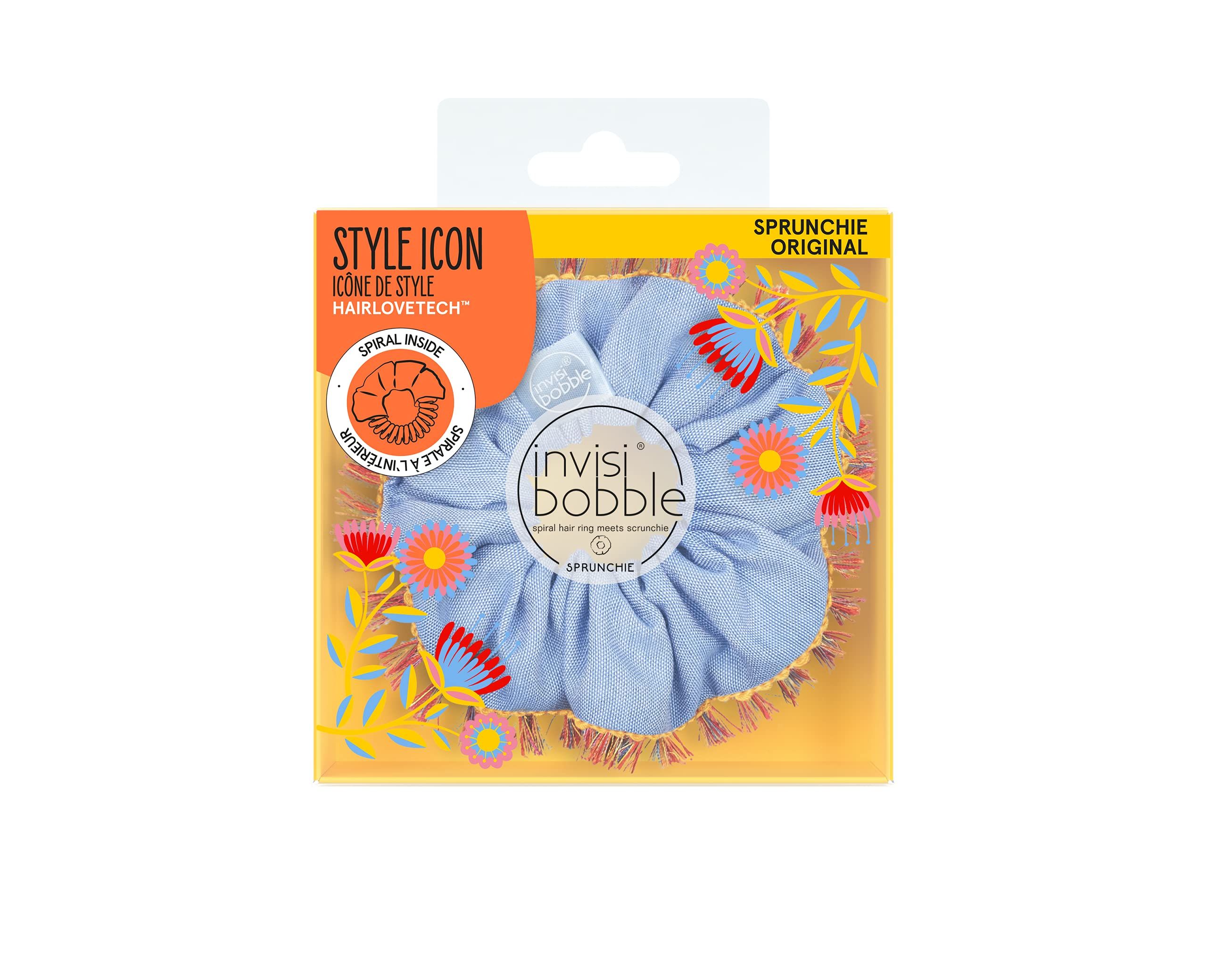 Hellblaues Scrunchie in Verpackung. Aufdrucke: Style Icon, Sprunchie Original, Invisibobble. Gelbe Verpackung mit Blumenmuster.