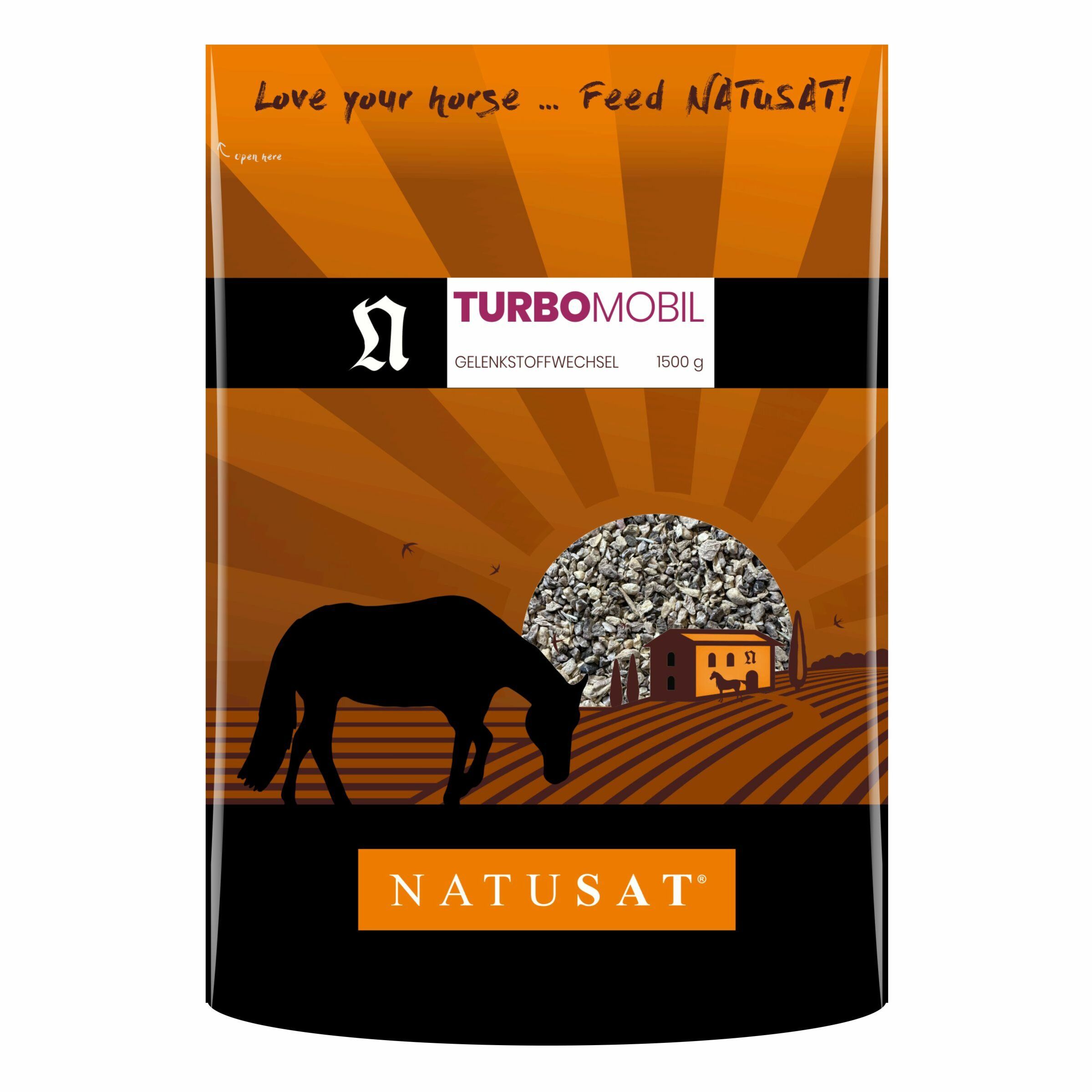 Verpackung mit Produktabbildung. Schwarzes Pferd auf Feld, Sonne, Haus. Schriftzug TurboMobil, Natusat, 1500 g.
