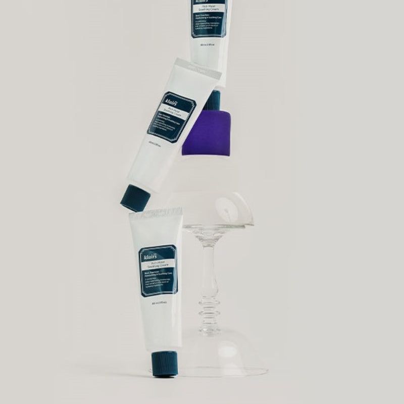 Mehrere weiße Tuben mit blauem Deckel. Aufschrift: klairs Rich Moist Soothing Cream. 80 ml. Auf Glas.