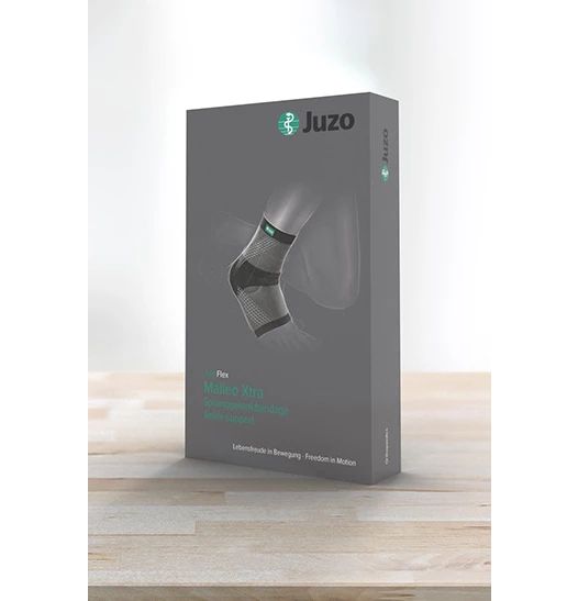Produktverpackung der JuzoFlex Malleo Xtra Bandage. Graue Box mit Produktabbildung und Logo. Text: Freedom in Motion.