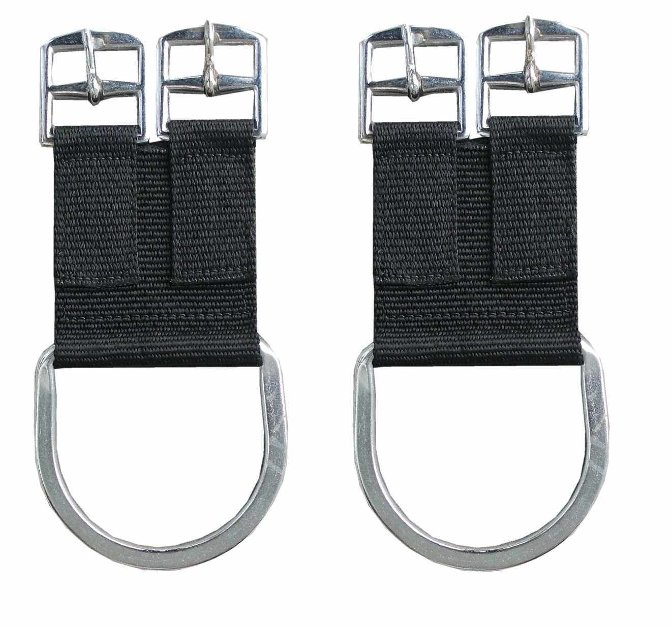 Zwei schwarze Riemen mit silbernen Schnallen und D-Ringen. Textilriemen mit Metallbeschlägen.