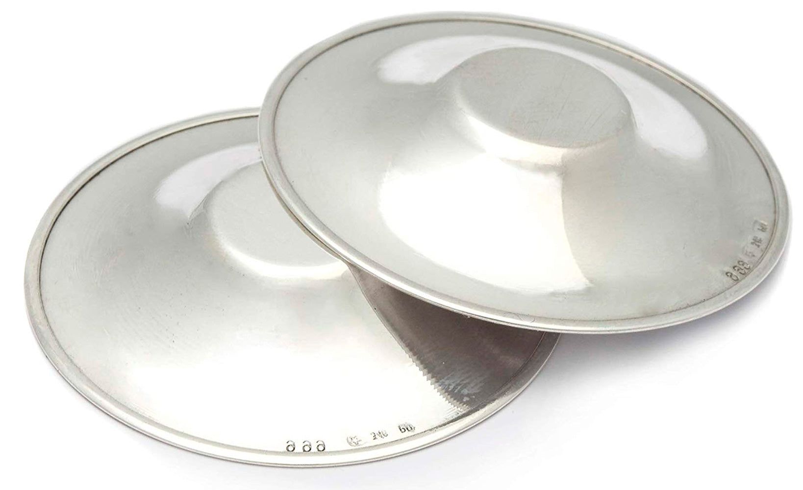 Zwei silberne Brustwarzen Schütze. Runde Form mit zentralem, erhöhtem Bereich. Geprägt: 999.